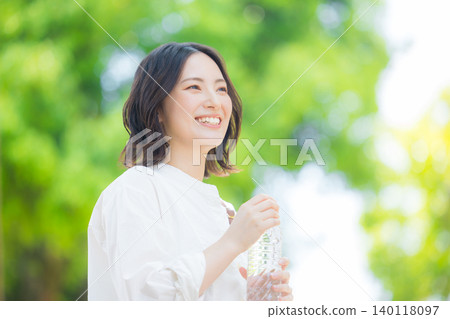 走在新綠色的婦女 140118097