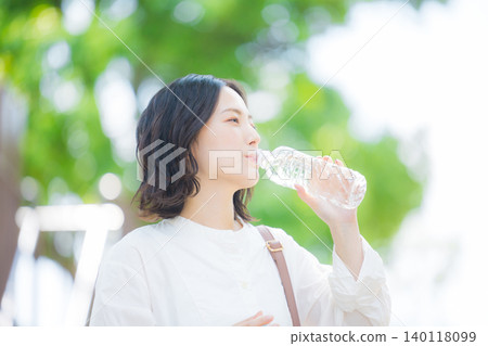 走在新綠色的婦女 走在新綠色的婦女 140118099
