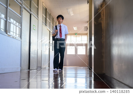Students walking down the school corridor 140118285