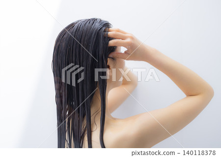 一個女人洗頭 140118378