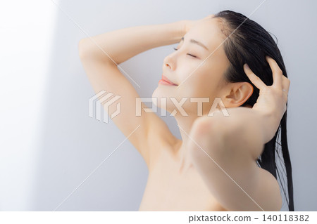一個女人洗頭 140118382