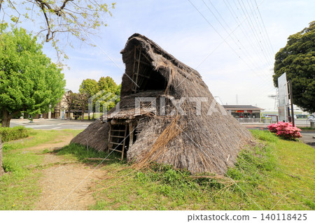 位於黑濱貝丘遺址內的繩文時代重建的半穴式住宅。 位於黑濱貝丘遺址內的繩文時代重建的半穴式住宅。 140118425