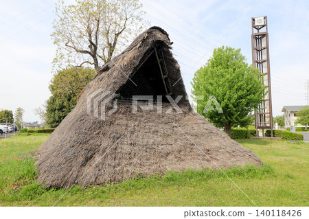 位於黑濱貝丘遺址內的繩文時代重建的半穴式住宅。 位於黑濱貝丘遺址內的繩文時代重建的半穴式住宅。 140118426