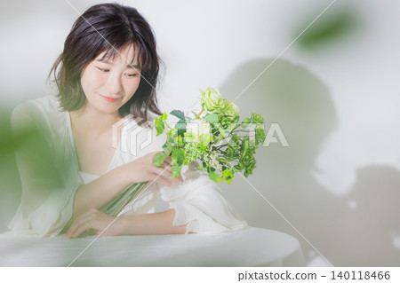 有花束的少婦 140118466