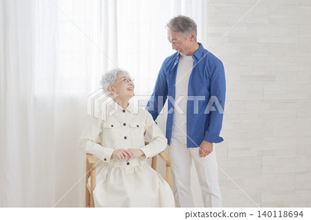 一對老年夫婦在客廳聊天 140118694