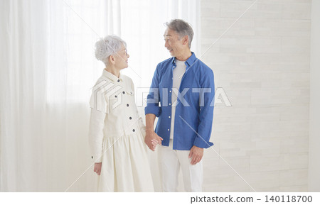 一對老年夫婦在客廳聊天 140118700