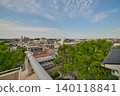 湛藍的天空和城市景觀；從公寓樓上看到的景色；初夏的天空。 140118841