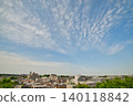 湛藍的天空和城市景觀；從公寓樓上看到的景色；初夏的天空。 140118842