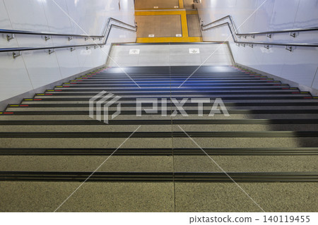 京王線車站樓梯;京王線空蕩蕩的月台;府中站稻田座站的月台樓梯 京王線車站樓梯;京王線空蕩蕩的月台;府中站稻田座站的月台樓梯 140119455