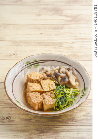 Simmered dish of deep-fried tofu, mizuna greens, and shimeji mushrooms Simmered dish of deep-fried tofu, mizuna greens, and shimeji mushrooms 140119781