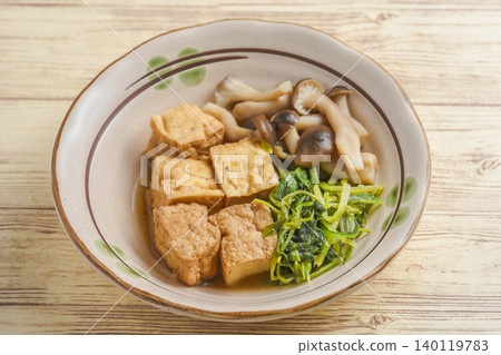 炸豆腐、水菜和蟹蘑菇燉菜 炸豆腐、水菜和蟹蘑菇燉菜 140119783
