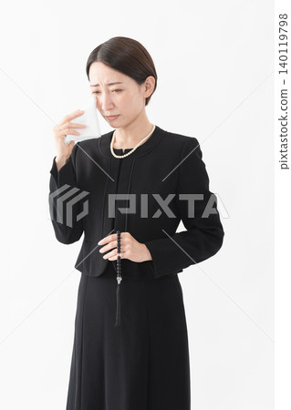 身著喪服的女子 葬禮照片 140119798