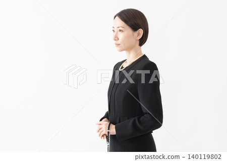 身著喪服的女子 葬禮照片 身著喪服的女子 葬禮照片 140119802