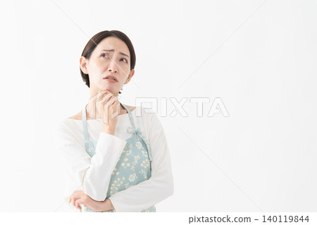一位穿著圍裙的女士的生活方式圖片 一位穿著圍裙的女士的生活方式圖片 140119844