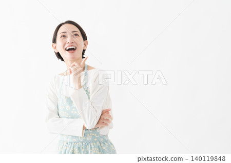 一位穿著圍裙的女士的生活方式圖片 一位穿著圍裙的女士的生活方式圖片 140119848