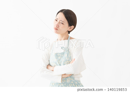 一位穿著圍裙的女士的生活方式圖片 140119853