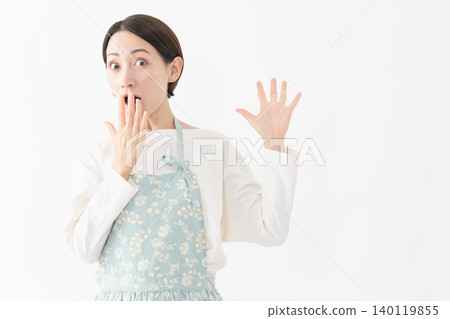 一位穿著圍裙的女士的生活方式圖片 一位穿著圍裙的女士的生活方式圖片 140119855
