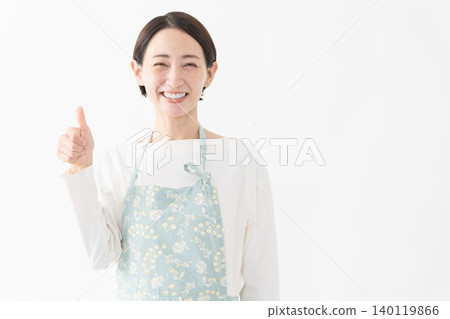 一位穿著圍裙的女士的生活方式圖片 一位穿著圍裙的女士的生活方式圖片 140119866