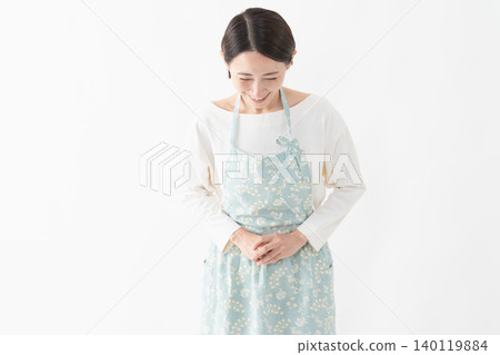 一位穿著圍裙的女士的生活方式圖片 140119884