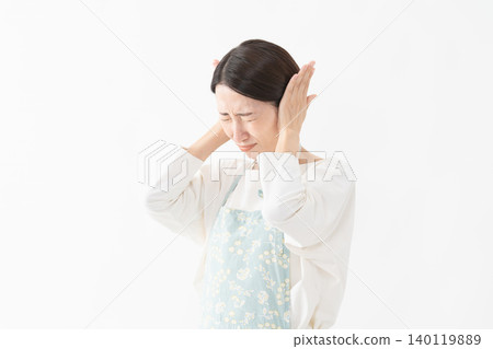 一位穿著圍裙的女士的生活方式圖片 一位穿著圍裙的女士的生活方式圖片 140119889