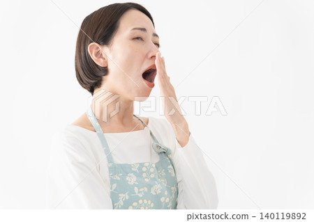 一位穿著圍裙的女士的生活方式圖片 一位穿著圍裙的女士的生活方式圖片 140119892