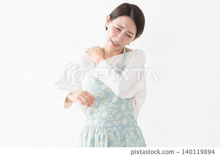 Woman wearing an apron Lifestyle image Woman wearing an apron Lifestyle image 140119894