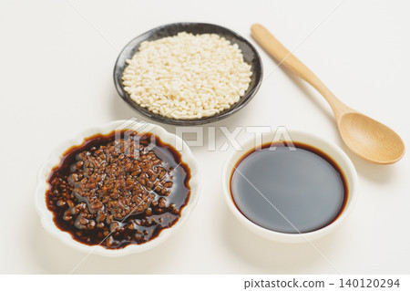 Soy sauce koji and ingredients (rice koji, soy sauce) Soy sauce koji and ingredients (rice koji, soy sauce) 140120294