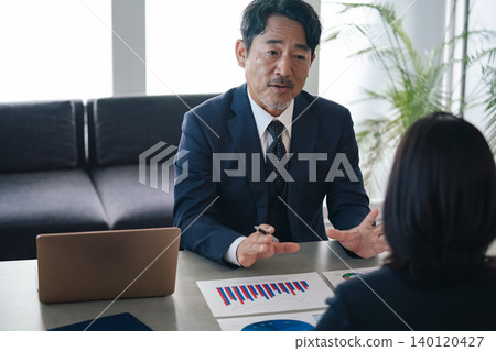 正在面試的男女商務人士 正在面試的男女商務人士 140120427