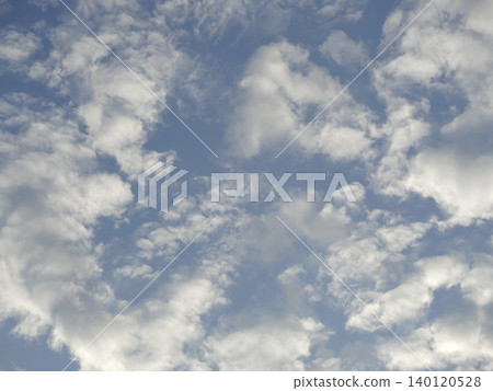 當您穿過雲層之間的空間時,另一邊是藍天 當您穿過雲層之間的空間時,另一邊是藍天 140120528