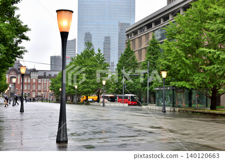 On a rainy evening, the streetlights of Gyoko-dori in Marunouchi come on. 140120663