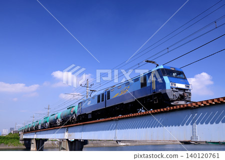 一列貨運列車駛過鶴見川大橋 一列貨運列車駛過鶴見川大橋 140120761