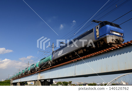 一列貨運列車駛過鶴見川大橋 一列貨運列車駛過鶴見川大橋 140120762