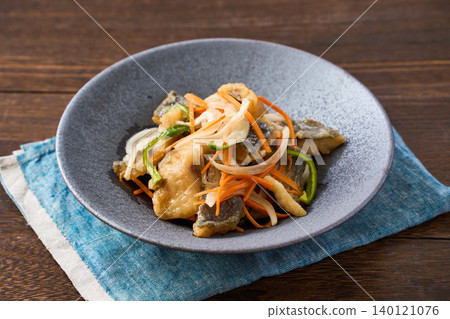 醃製竹莢魚佐洋蔥、胡蘿蔔和甜椒。 醃製竹莢魚佐洋蔥、胡蘿蔔和甜椒。 140121076