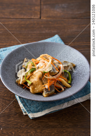 醃製竹莢魚佐洋蔥、胡蘿蔔和甜椒。 醃製竹莢魚佐洋蔥、胡蘿蔔和甜椒。 140121086