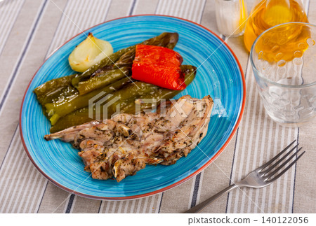 Rabbit meat with baked beans and bell peppers Rabbit meat with baked beans and bell peppers 140122056
