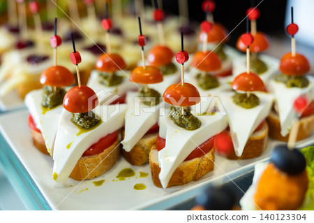 Pincho with feta tomato and pesto sauce Pincho with feta tomato and pesto sauce 140123304