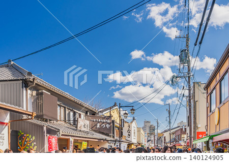A scene from the main approach to Toyokawa Inari Shrine in Toyokawa City, Aichi Prefecture, during the New Year's holiday. A scene from the main approach to Toyokawa Inari Shrine in Toyokawa City, Aichi Prefecture, during the New Year's holiday. 140124905