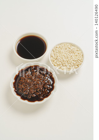 Soy sauce koji and ingredients (rice koji, soy sauce) Soy sauce koji and ingredients (rice koji, soy sauce) 140126490