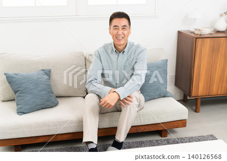 穿著長袖襯衫的男人生活方式形象 穿著長袖襯衫的男人生活方式形象 140126568