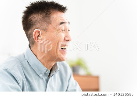 配戴助聽器的成熟男人 140126593