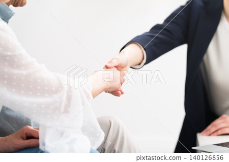 一對中年夫婦接受保險推銷 一對中年夫婦接受保險推銷 140126856