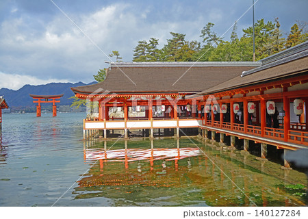 安藝國宮島嚴島神社:漲潮時的西走廊和大鳥居 - 1 安藝國宮島嚴島神社:漲潮時的西走廊和大鳥居 - 1 140127284