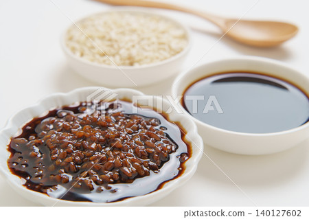 Soy sauce koji and ingredients (rice koji, soy sauce) Soy sauce koji and ingredients (rice koji, soy sauce) 140127602