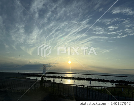 我在海灘上邂逅了美麗的日落天空。 我在海灘上邂逅了美麗的日落天空。 140127942