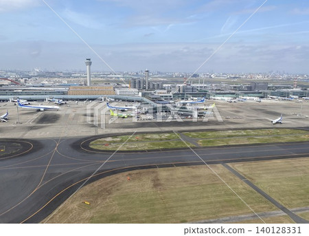 Airport scenery after takeoff from Haneda Airport Airport scenery after takeoff from Haneda Airport 140128331