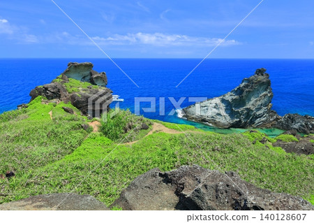 [Okinawa Prefecture] A clear view of Cape Onzaki (Ishigaki Island) 140128607