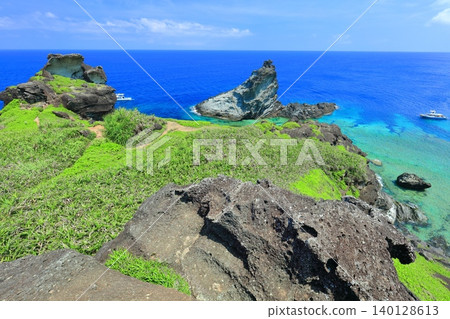 [Okinawa Prefecture] A clear view of Cape Onzaki (Ishigaki Island) 140128613