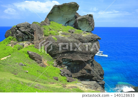 [Okinawa Prefecture] A clear view of Cape Onzaki (Ishigaki Island) 140128633