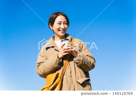 戶外喝熱飲生活方式形象 140128769