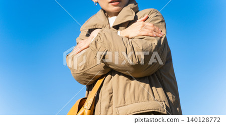 冬日天空中凍僵的女人的生活方式圖像 冬日天空中凍僵的女人的生活方式圖像 140128772